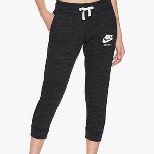 Nike Women's Medium Sportswear Gray Gym Vintage Logo Knit Capri Sweatpants